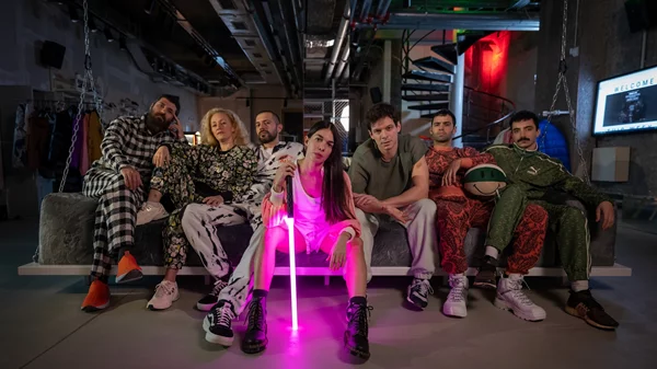 "Ρωμαίος και Ιουλιέτα" με φωτόσπαθα και αθλητικά στο Θέατρο Χώρος