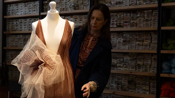 Τα avant-garde ενδύματα της Denise Eleftheriou κοσμούν την ιστορική βιοτεχνία ΝΗ.Μ.Α.