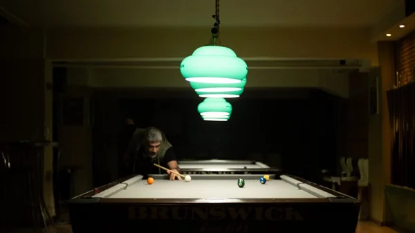 "Το "Ρουά ματ" δεν είναι έργο για το μπιλιάρδο. Είναι έργο για μπιλιαρδάδικο" λέει ο Γιώργος Κλεάνθους