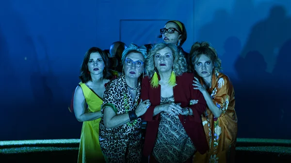 Ποιες ειναι οι "Οκτώ γυναίκες" που πρωταγωνιστούν στη μαύρη κωμωδία του Ρομπέρ Τομά που περιοδεύει στα ανοιχτά θέατρα;