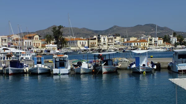 Δύο νέες εκθέσεις του εικαστικού Γιώργου Ξένου μάς καλούν να δούμε την Αίγινα με άλλο μάτι