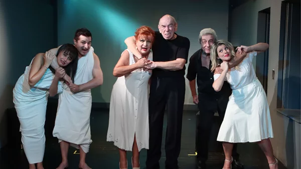 "Σκοτσέζικο ντους": Η κωμωδία της Χρύσας Σπηλιώτη κάνει πρεμιέρα στο Θέατρο Πρόβα