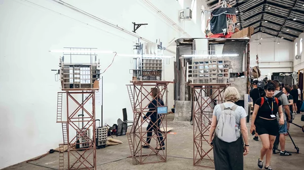 "Spectators in a ghost city": ΘΟΚ και Εθνικό Θέατρο παρουσιάζουν στην Αθήνα την εικαστική εγκατάσταση που βραβεύτηκε στην Κουαντριενάλε Πράγας