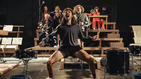 "One Song": Ποια είναι η Βελγίδα Miet Warlop που θα ταρακουνήσει τη Στέγη με ένα τραγούδι;