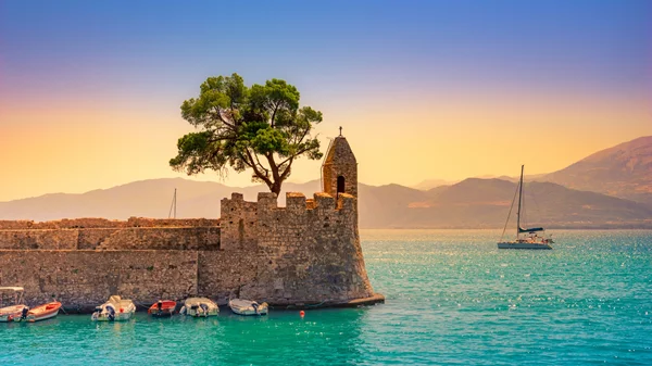 72 ώρες στη Ναύπακτο: Βόλτες, φαγητό, ποτό στο βενετσιάνικο λιμάνι και στα ορεινά