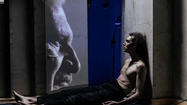 Τελευταίες παραστάσεις για το "Γράμμα στον πατέρα" του Φραντς Κάφκα στο H.ug