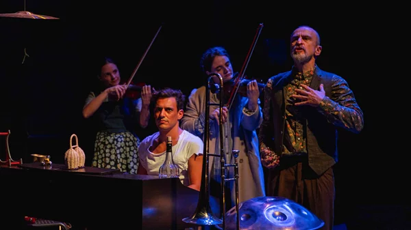 "Η κόρη του λοχαγού": Εορταστική προσφορά για την παράσταση του Κωνσταντίνου Ασπιώτη στο Σύγχρονο Θέατρο