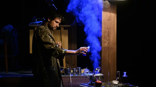 Η καθηλωτική "Μηχανή του Τούρινγκ" με τον Ορφέα Αυγουστίδη επιστρέφει