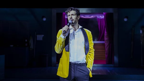 "Ο άσχημος": Last call για την παράσταση με πρωταγωνιστή τον Ορφέα Αυγουστίδη