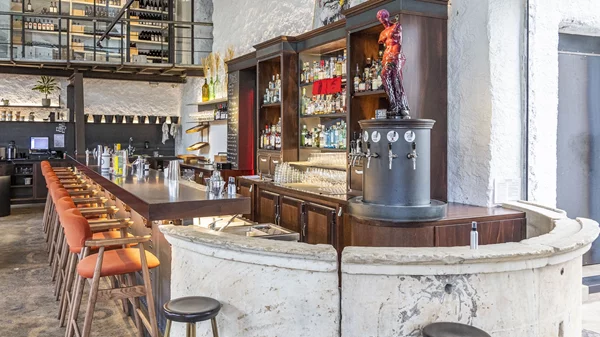 Τι δουλειά έχει ένα δισκάδικο σε ένα από τα 50 καλύτερα μπαρ του κόσμου;