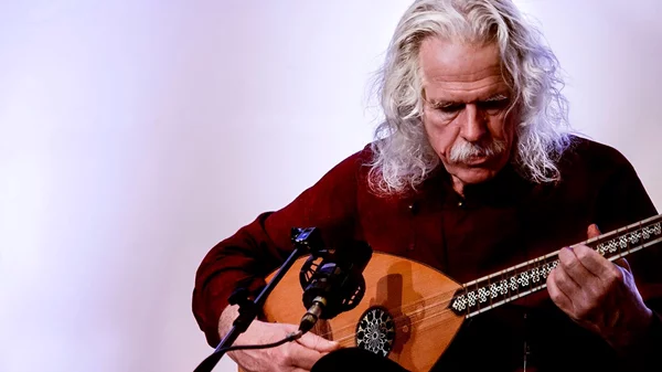 Η "σύγχρονη τροπική μουσική" του Ross Daly στο Μύρτιλλο