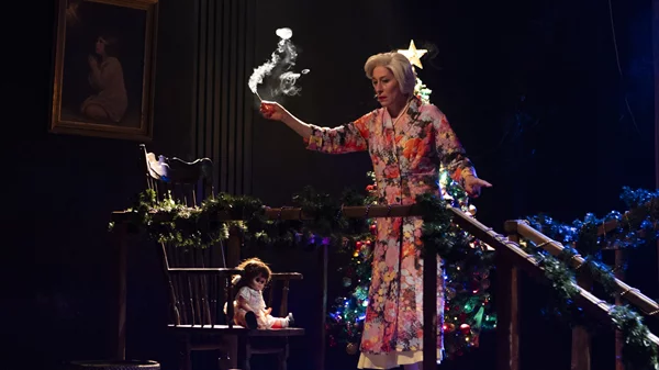 "John": Νέες φωτογραφίες από την αιρετική κωμωδία για τον στοιχειωμένο εαυτό μας