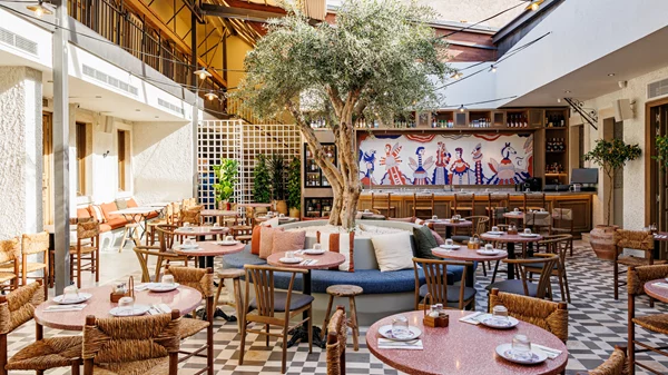 Cinapos: Τι γεύση μας αφήνει, τελικά, το μεζεδοπωλείο του Πάνου Ιωαννίδη;