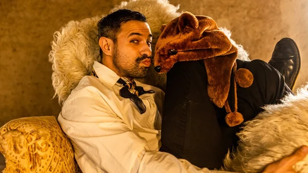 Η ανατρεπτική "Αρκούδα" του Νίκου Καρδώνη στο ιστορικό "Αμφιθέατρο"