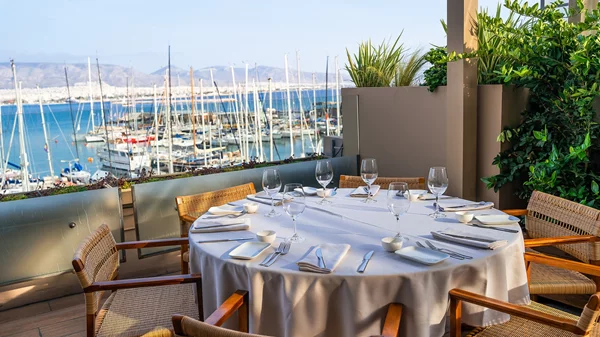 "Varoulko Seaside": Καλοκαίρι με υπογραφή Λαζάρου