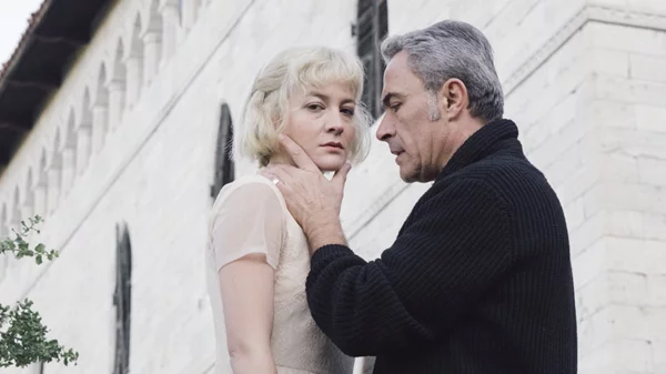 "Αφροδίτη με τη γούνα" με τους Θανάση Κουρλαμπά και Αμαλία Νίνου στο Άνεσις