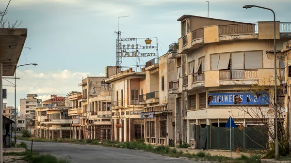 "Αμμόχωστος 3,5%": Ο Σωτήρης Δανέζης απαθανατίζει την πόλη-φάντασμα πίσω από το συρματόπλεγμα