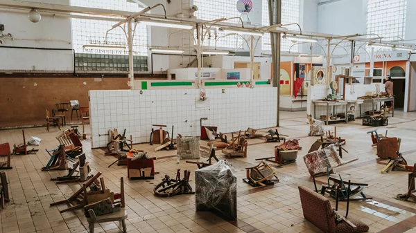 Survival Kit 14: Μια εγκαταλελειμμένη αγορά στη Ρίγα μετατρέπεται σε έναν πολυφωνικό χώρο τέχνης