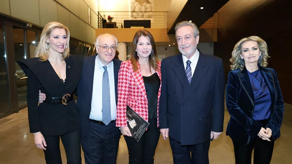 Η "Ετυμηγορία" με τον Γρηγόρη Βαλτινό έκανε επίσημη πρεμιέρα με λαμπερούς θεατές: δείτε φωτογραφίες