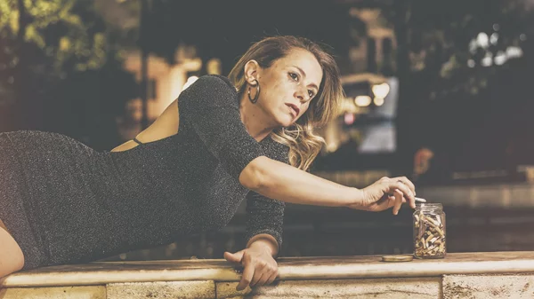 "Πόσα τσιγάρα έχω καπνίσει από τότε που έφυγες": Μια παράσταση για το ghosting