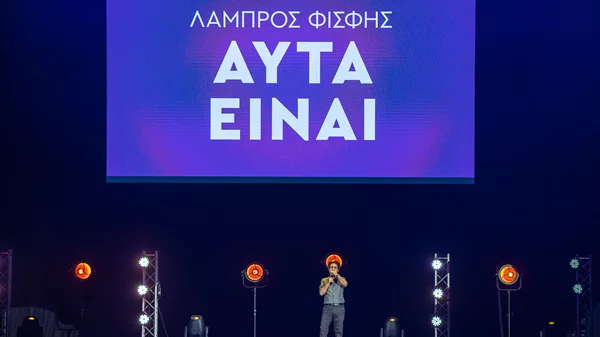 Είδαμε τον Λάμπρο Φισφή μπροστά σε 5.000 θεατές σε μια παράσταση-τομή για το ελληνικό stand up