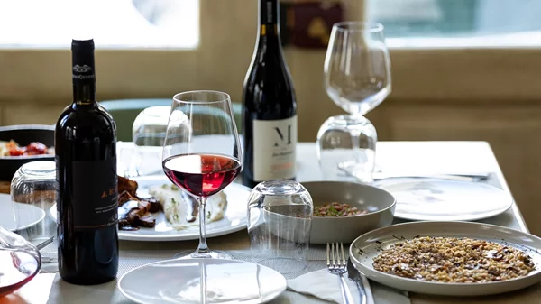 Από τον Gordon Ramsay στο Θησείο: Νέος σεφ του "Retro Gastro Funky Taverna" ο Δημήτρης Μπαλαούρας