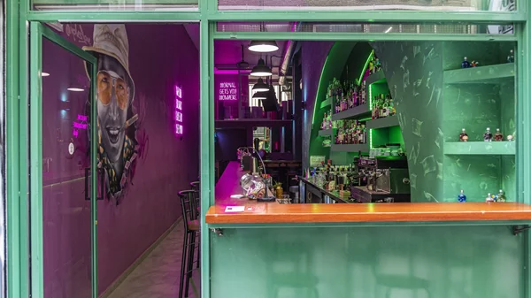 "The Cranky": Το νέο, αστικά παράξενο, μπαρ των Εξαρχείων