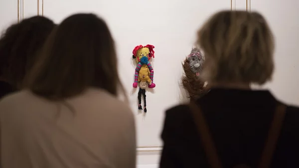 Τι είναι αυτό που κάνει τη σύγχρονη τέχνη τόσο διαφορετική; Το Μουσείο Κυκλαδικής Τέχνης απαντά