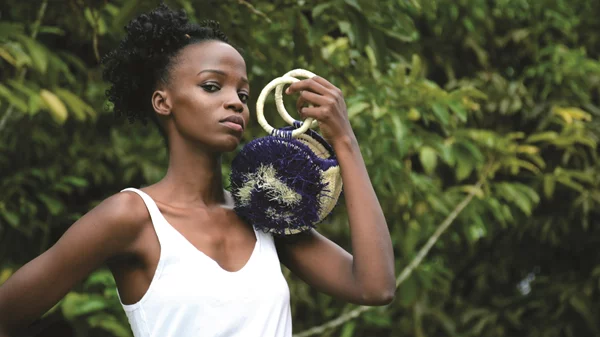 Petit Manou: Σουβενίρ ελληνικού καλοκαιριού με καταγωγή από Ουγκάντα