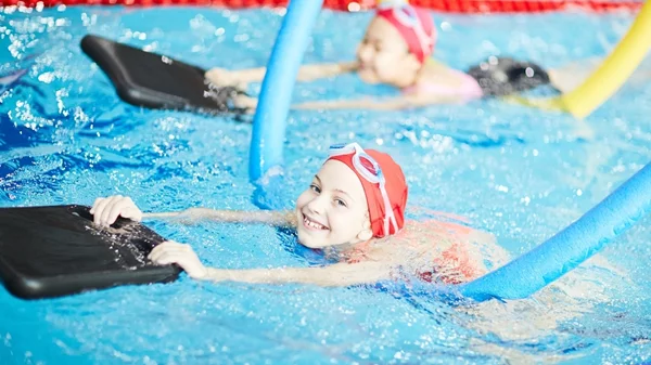 Τα παιδιά αποκτούν δεξιότητες που θα είχαν 6-20 μήνες μετά, σε όλους τους τομείς, χάρη στα μαθήματα κολύμβησης