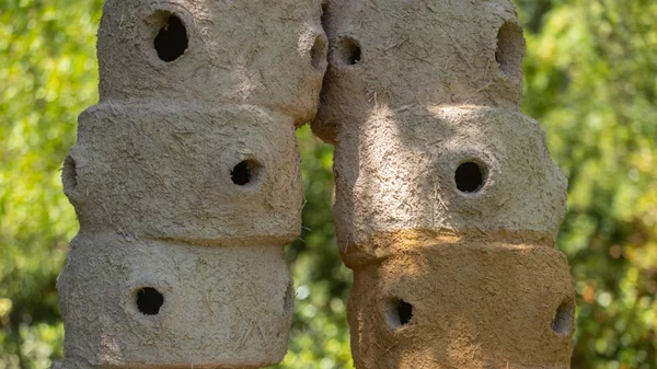 Παράξενα γλυπτά κοσμούν τον κήπο του Μεγάρου Μουσικής