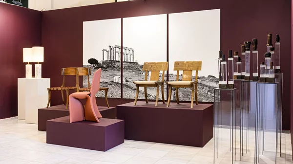 Γιατί τόσος χαμός με την καρέκλα που παρουσιάζεται στην Art Athina;