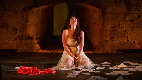 Τρία κεφαλαία από την ζωή μιας γυναίκας στο "Κόκκινο"