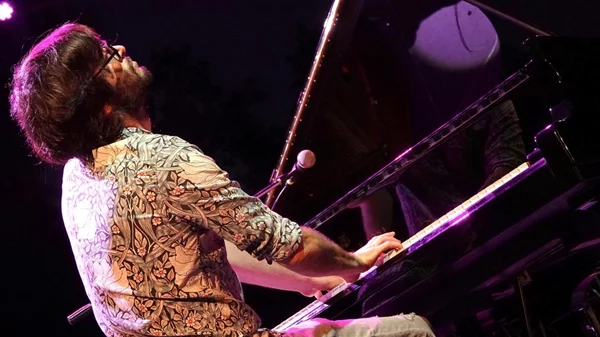 Ο Δρ. Τζέκιλ και ο κύριος Χάιντ συναντούν το πιάνο του Νικόλα Αναδόλη