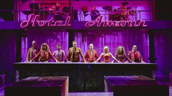 "Hotel Amour": Ζωντανή μουσική, έρωτας και φαντασίωση στην καρδιά της Αθήνας