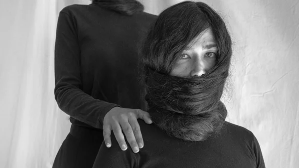 "Αιχμαλωσία": Μία έκθεση εμπνευσμένη από την εξέγερση των γυναικών στο Ιράν