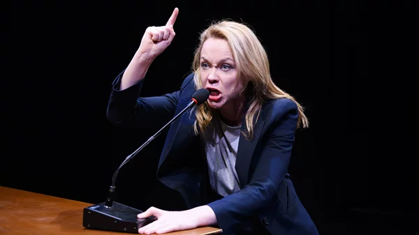 'Prima Facie': Όταν η Λένα Παπαληγούρα συναντά τις ηρωίδες της, η σκηνή σείεται