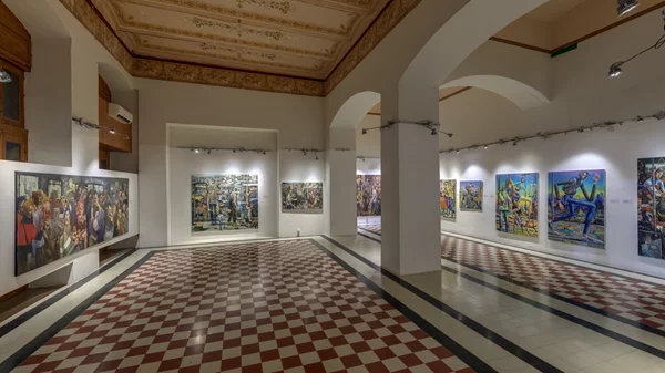 Τη διπλή όψη της "Urban Life" αποτυπώνει στα έργα του ο Κωστής Δαμουλάκης