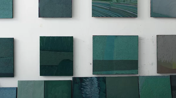 Στη ζωγραφική του Δημήτρη Εφέογλου, τίποτα δεν μένει ακέραιο