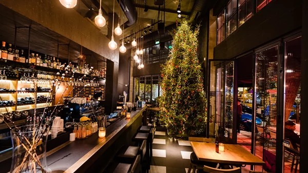 "Musique Café": Γιορτινά τραπέζια με αέρα Κυκλάδων