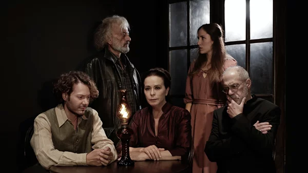 Η Αναστασία Παπαστάθη συνεχίζει με τους ανατρεπτικούς "Βρικόλακες" στο Radar