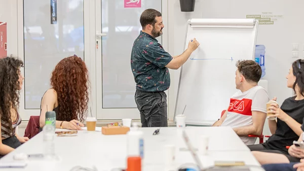 Σκιτσάρουμε παρέα με τον Pan Pan στη Δημοτική Αγορά Κυψέλης