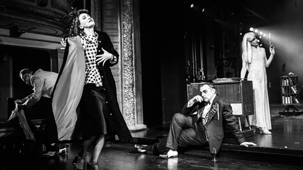 Πρώτες εικόνες από το "Πονηρό πνεύμα" του Γιάννη Χουβαρδά λίγο πριν την πρεμιέρα του στο Εθνικό