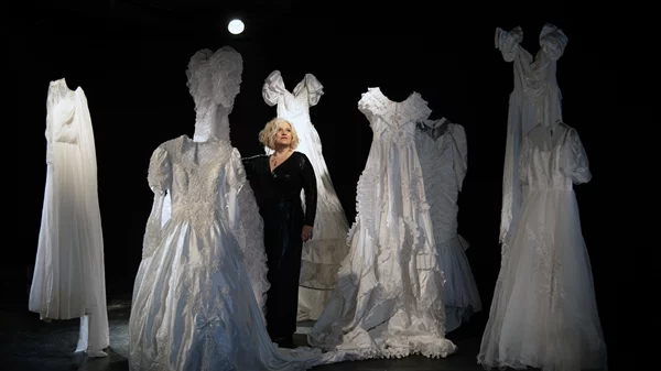 Φ hill Sessions: Η Μάρθα Φριτζήλα τραγουδά κάτω από τον αθηναϊκό ουρανό