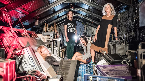 "Τα χρόνια" της Ανί Ερνό γίνονται παράσταση από τους Ακύλλα Καραζήση και Νίκο Χατζόπουλο