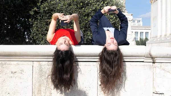 Τι σημαίνει να ζεις στην Αθήνα του 2024, εκεί γύρω στα 30; Η παράσταση "Δε μιλένιαλς" έχει την απάντηση