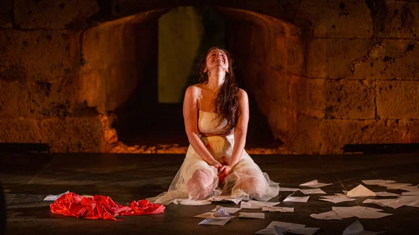 "Κόκκινο": Η ποιητική παράσταση για τη γυναίκα επιστρέφει