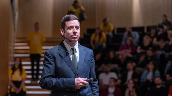 Ένα γερό "MindFAQ" μάς ετοιμάζει ο Γιάννης Σαρακατσάνης στο "Τζένη Καρέζη"