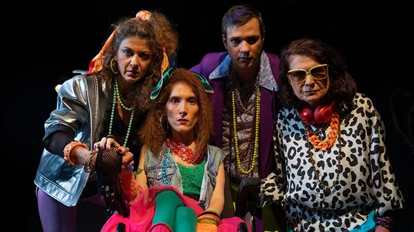 "Η playlist μιας faultless μητρότητας": Έξι τελευταίες παραστάσεις για ένα Gen Z έργο