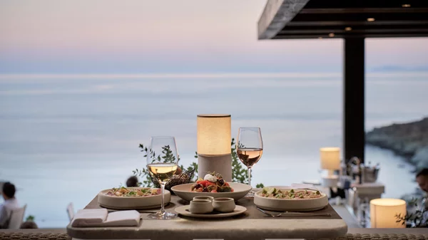 Eos και Nosti στο Odera Tinos: Γευστική απλότητα με τηνιακό φόντο